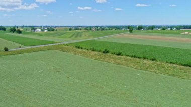 Güzel, güneşli bir günde ekili tarlaları ve otlakları olan Çiftlik Kırsalının Hava Manzarası