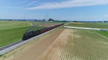 Ronks, Pennsylvania, Haziran 2021 - Buharlı Buharlı Motorun Görünümü Altında Bir Hava Yolculuğu Yolcu Koçlarıyla Yolcu Koçları Tek Treni, Bereketli Çiftlik Alanı ve Güzel Bir Bahar Günü Kırsal Bölgede Seyahat Ediyor