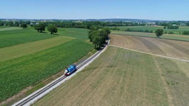 Ronks, Pensilvanya, Haziran 2021 - Tank Motoru Thomas 'ın Güzel Bir Gün' de Otomatik Seyahat Ettiği Tarlalar ve Kırsal Bölgeler Üzerinden Gelen Duman Görüntüsü