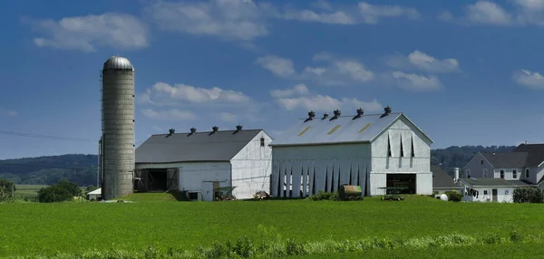 Amish Stodoła i silos na wsi — Zdjęcie stockowe