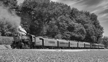 Antika Yenilenmiş Buharlı Yolcu Treni Siyah ve Beyaz Görünümü Duman ve Buhar Üflüyor