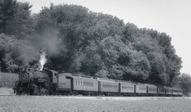 Antika Yenilenmiş Buharlı Yolcu Treni Siyah ve Beyaz Görünümü Duman ve Buhar Üflüyor