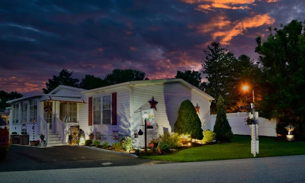 Casa mobile, fabbricata, modulare, prefabbricata vista al tramonto — Foto Stock