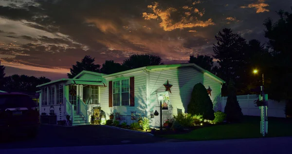 Casa mobile, fabbricata, modulare, prefabbricata vista al tramonto — Foto Stock