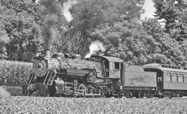 Antika Yenilenmiş Buharlı Yolcu Treni Siyah ve Beyaz Görünümü Duman ve Buhar Üflüyor