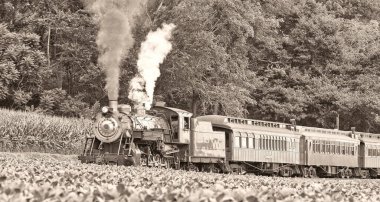 Antika Yenilenmiş Buharlı Yolcu Treni Siyah ve Beyaz Görünümü Duman ve Buhar Üflüyor