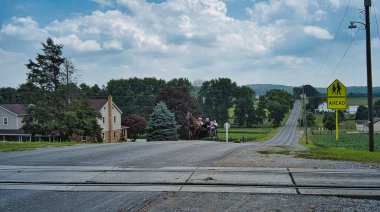 Amish Açık Atı ve At Arabası içinde bir çift ve aile ile yaklaşıyor.