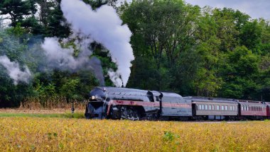 Antika Yenilenmiş Buharlı Lokomotif Buharlaşıyor, Harekete Hazırlanıyor