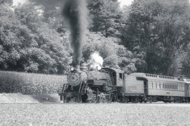 Antika Yenilenmiş Buharlı Yolcu Treni Siyah ve Beyaz Görünümü Duman ve Buhar Üflüyor
