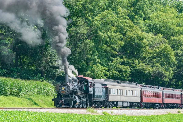 Vista de un antiguo tren de pasajeros de vapor restaurado soplando humo —  Fotos de Stock