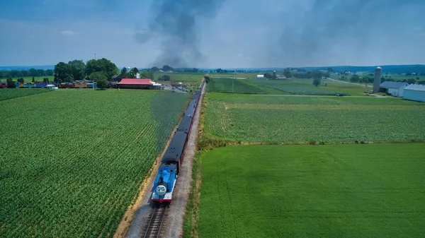 Thomas Tank Motoru Thru Ağaçları ve Tarım Alanlarına yaklaşıyor. — Stok fotoğraf