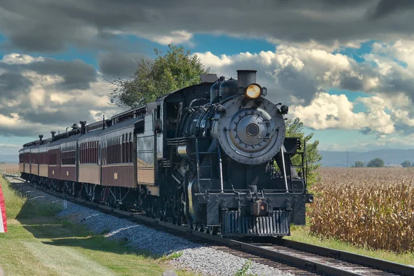 Yenilenmiş Koçlarla Yaklaşan Antik Yolcu Treni Görünümü — Stok fotoğraf