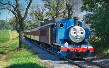 Tank Motoru Thomas Dolu Buharlı Yolcu Arabalarını Çekiyor