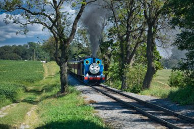 Tank Motoru Thomas Dolu Buharlı Yolcu Arabalarını Çekiyor