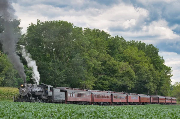 复古蒸汽客运列车喷出浓烟及蒸汽 — 图库照片