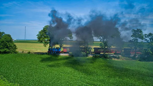 Tank Motoru Thomas 'ın hava görüntüsü yaklaşıyor Yolcu Arabaları Duman üflüyor — Stok fotoğraf