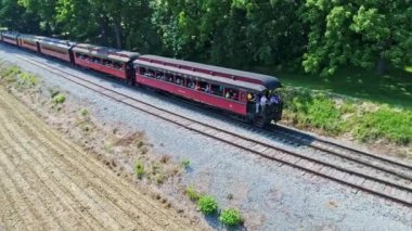 Ronks, Pennsylvania, Haziran 2021 Antik Tren Yolcusu 'nun Arka Dalgalanan Yolcularla Arkaya Gelen İnsansız Hava Aracının Hava Görüntüsü