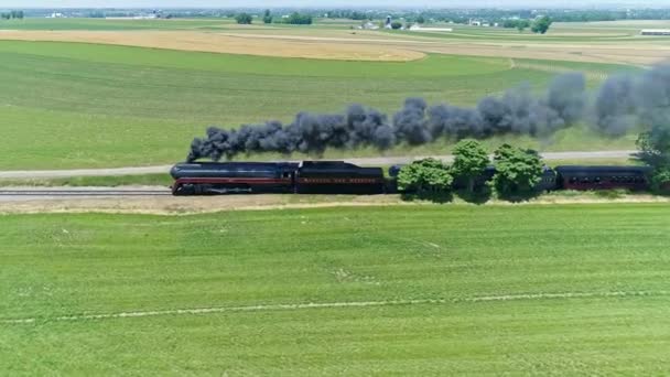 ペンシルベニア州ロンクス 2021年6月 田舎に沿って旅するアンティーク蒸気機関と旅客コーチの空中ビューそれに平行に旅行煙とドローンを吹いて 晴れた夏の日に — ストック動画