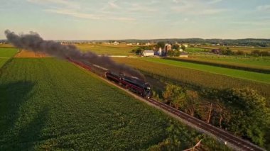 Ronks, Pensilvanya, Eylül 2021 - Buhar Makinesi ve Yolcu Koçları Önden Gelen Treni İzleyen Buhar Duman ve Buharlı Buhar Koçlarına ve Altın Saat Sırasındaki Yanlara Bir Hava Görüntüsü