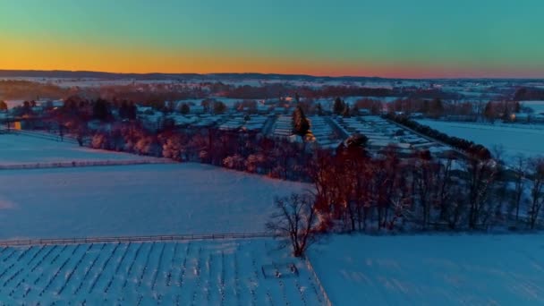 田舎の農場とモバイル モジュール式ホームパークの間の空中ビューゴールデンアワーの間に早朝の雪が降った後 — ストック動画