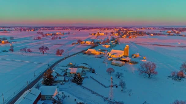 黄金の時間の間に早朝の雪の秋の後の田舎の農場全体の空中写真 — ストック動画