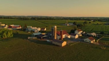 Amish Çiftliklerinin ve Tarlalarının Havadan Bakışı Bir Yaz Öğleden Sonra Altın Saati sırasında