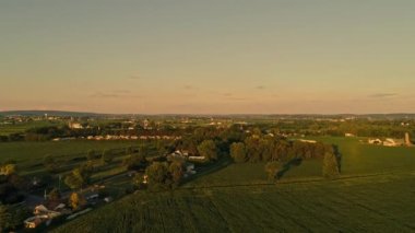 Amish Çiftliklerinin ve Tarlalarının Havadan Bakışı Bir Yaz Öğleden Sonra Altın Saati sırasında