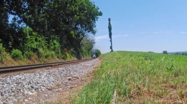 Ronks, Pennsylvania, Haziran 2021 - Thomas 'ın Düşük Açı Manzarası Tank Motoru Yolcu Koçları Duman ve Buhar Yolcularıyla Yaklaşıyor 