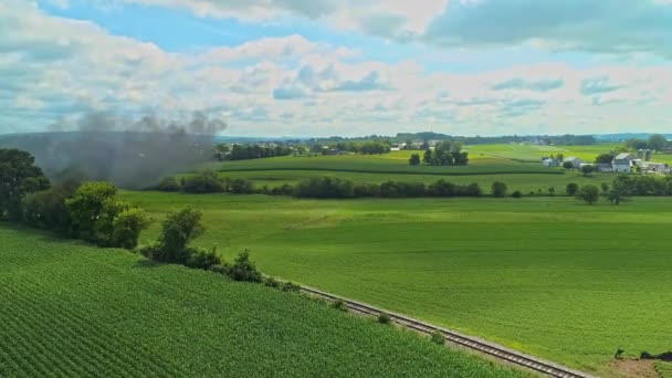 Una Vista Drone Passando Attraverso Fumo Vedendo Terreni Agricoli Amish — Video Stock