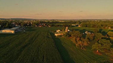 Amish Çiftliklerinin ve Tarlalarının Havadan Bakışı Bir Yaz Öğleden Sonra Altın Saati sırasında
