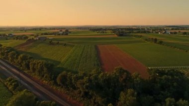 Amish Çiftliklerinin ve Tarlalarının Havadan Bakışı Bir Yaz Öğleden Sonra Altın Saati sırasında