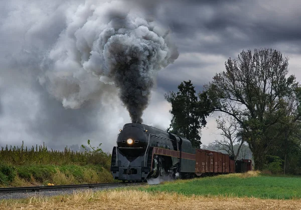 Antique Restored Steam Freight Train Approaching Blowing Smoke and Steam — Stockfoto