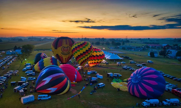 Aerial View of Many Hot Air Balloons Getting Ready to Take Off — Stockfoto