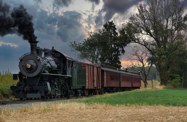 Antique Restored Steam Freight Train Approaching Head on Blowing Smoke and Steam — Foto de Stock