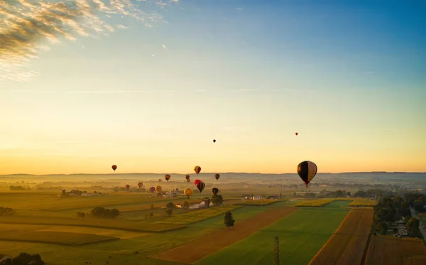 Aerial View of Many Hot Air Balloons In Flight Thru Rural Countryside On An Early Morning — Stok fotoğraf