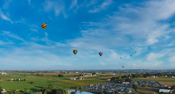 Aerial View of Many Hot Air Balloons Flying Across Rural Countryside — Foto Stock