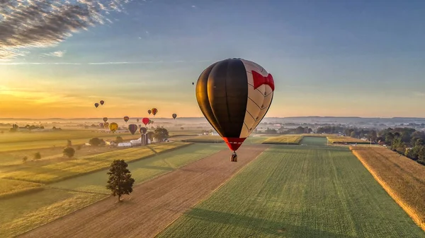Aerial View of Many Hot Air Balloons In Flight Thru Rural Countryside On An Early Morning — Zdjęcie stockowe