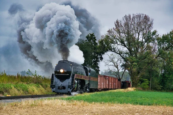 Antique Restored Steam Freight Train Approaching Blowing Smoke and Steam — Stockfoto