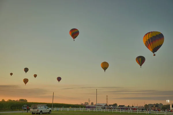 View of Many Hot Air Balloons Getting Ready to Take Off — Stockfoto