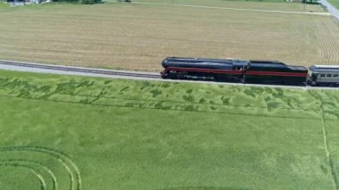 Güneşli bir günde Thru Tarım Alanlarında Seyahat Eden Antik Buharlı Yolcu Treni Paralel Görünümü