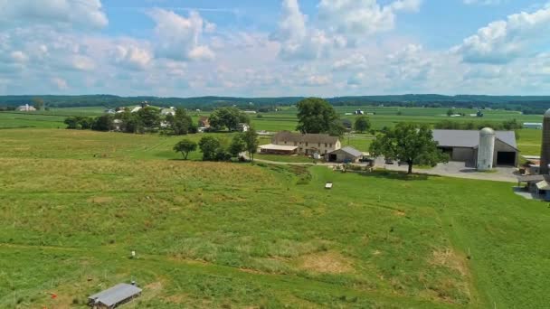Veduta Aerea Terreni Agricoli Amish Con Fienili Silos Una Giornata — Video Stock