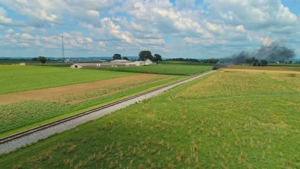 Een Luchtfoto Van Amish Farm Land Een Stoomtrein Naderend Verte — Stockvideo