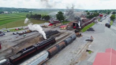 Ronks, Pennsylvania, Temmuz 2021 Antik Buharlı Yolcu Treni İkinci Buharlı Dumanı Geçmek İçin Bekliyor