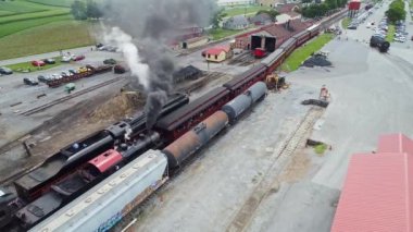 Ronks, Pennsylvania, Temmuz 2021 Antik Buharlı Yolcu Treni İkinci Buharlı Dumanı Geçmek İçin Bekliyor