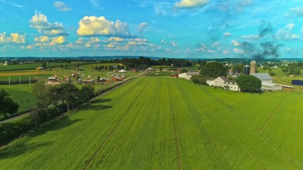 Una Vista Aerea Amish Farm Atterra Con Una Singola Pista — Video Stock