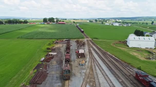 Una Vista Aérea Persiguiendo Tren Pasajeros Vapor Que Viaja Través — Vídeos de Stock