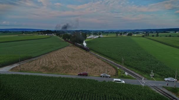 Antika Buharlı Yolcu Treni Uçuşan Duman Pensilvanya Çiftliği — Stok video