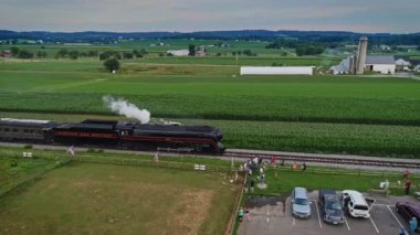 Ronks, Pennsylvania, Temmuz 2021 Antik Buharlı Yolcu Treni 'nin Paralel Görünümü Aileleri ve Çocukları Geçip Giderken İzliyor Pensilvanya Çiftlikleri' ni