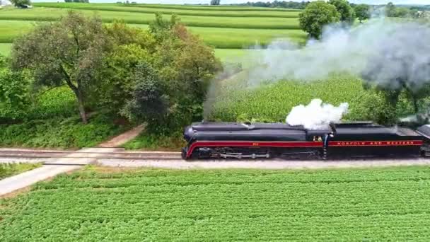 2021年7月 宾夕法尼亚隆克 一辆古式蒸汽机车喷出黑烟的空中平行景观宾夕法尼亚农场土地 — 图库视频影像