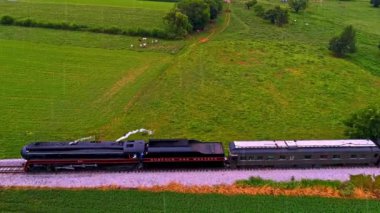Ronks, Pennsylvania, Temmuz 2021 Antik Buharlı Yolcu Treni 'nin Paralel Görünümü Kara Duman Pensilvanya Çiftliği